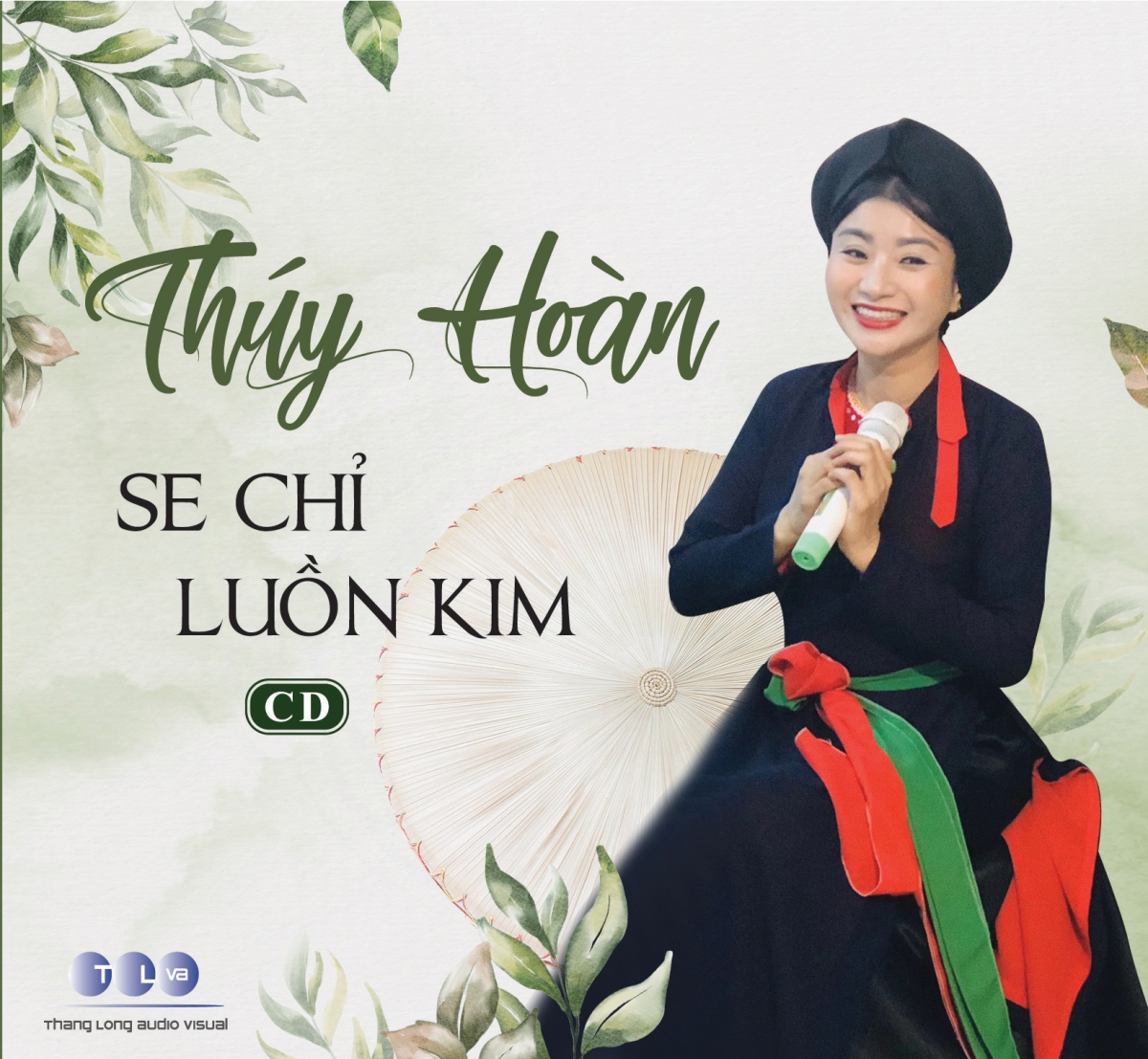 Ca nương Thuý Hoàn cùng chồng bán album, sách gây quỹ ủng hộ miền Trung